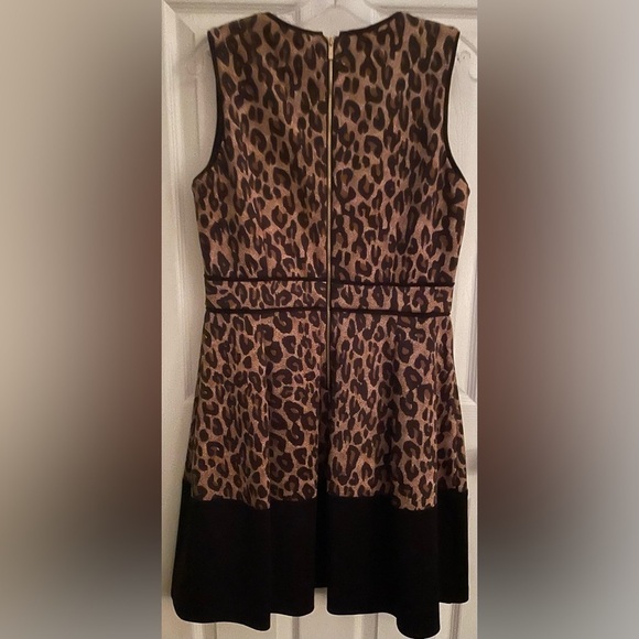 Fit&Flair Dress Animal Print Well made V-Neck Size 10.by Taylor
Worn 1X
EUC - Picture 2 of 4